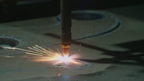 Neue Technologien, Laserschneiden von Metall oder Plasmaschneiden, dickes Metall wird auf einer Maschine mit numerischer Steuerung geschnitten 4k 50 fps — Stockvideo