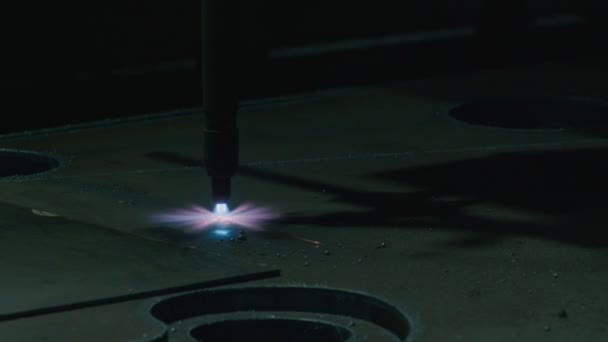 Ny teknik, laserskärning av metall, eller plasmaskärning, tjock metall skärs på en maskin med numerisk styrning 4k 50 fps — Stockvideo