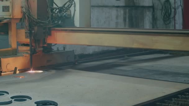 Neue Technologien, Laserschneiden von Metall oder Plasmaschneiden, dickes Metall wird auf einer Maschine mit numerischer Steuerung geschnitten 4k 50 fps — Stockvideo