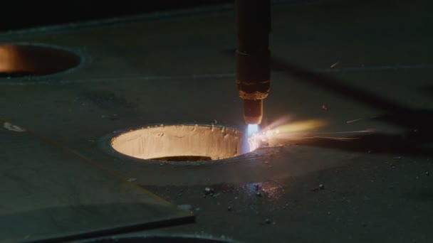 Neue Technologien, Laserschneiden von Metall oder Plasmaschneiden, dickes Metall wird auf einer Maschine mit numerischer Steuerung geschnitten 4k 50 fps — Stockvideo