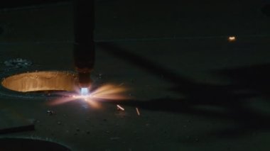 Yeni teknolojiler, metal lazer kesimi veya plazma kesimi, kalın metal 4k 50 fp sayısal kontrollü bir makinede kesilir.