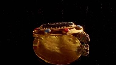 2000 yaşında bir İskitli rahibenin altın broşu, dönen eski bir broş, kazılarda bulundu.