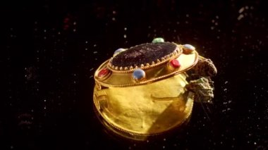 2000 yaşında bir İskitli rahibenin altın broşu, dönen eski bir broş, kazılarda bulundu.