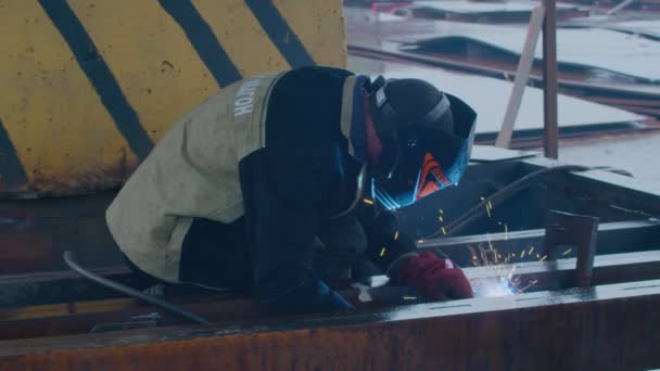 Тяжелая промышленность, сварщик сварных металлических деталей для ремонта автомобилей — стоковое видео