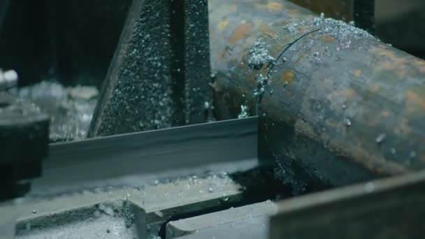 Тяжелая промышленность, машина с электропилой режет металлические стержни для дальнейшего производства деталей из них — стоковое видео