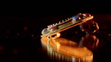 2000 yaşında bir İskitli rahibenin altın broşu, dönen eski bir broş, kazılarda bulundu.