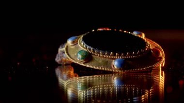 2000 yaşında bir İskitli rahibenin altın broşu, dönen eski bir broş, kazılarda bulundu.