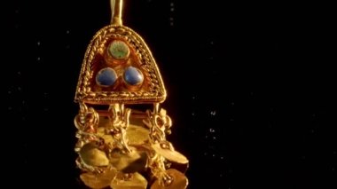 2000 yaşındaki İskitli bir rahibenin altın küpesi. Kazılar sırasında bulunan eski bir küpe.