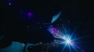 Ağır sanayi, kaynakçı araba tamiri için metal parçaları kaynaklıyor