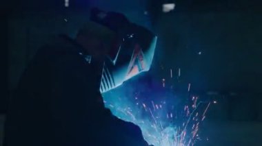 Ağır sanayi, kaynakçı araba tamiri için metal parçaları kaynaklıyor