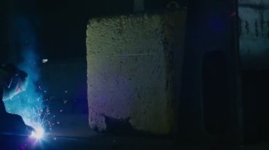 Ağır sanayi, kaynakçı araba tamiri için metal parçaları kaynaklıyor