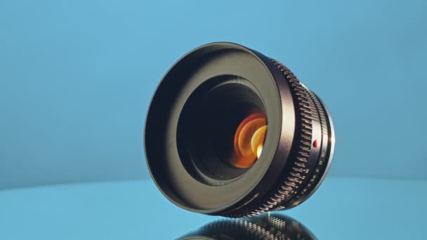 Kryvyi Rih, Ucrania - 04.23.2021 presentación de la modificación de la película de la vieja lente Leica, sujeto de rodaje en un espejo giratorio — Vídeo de stock