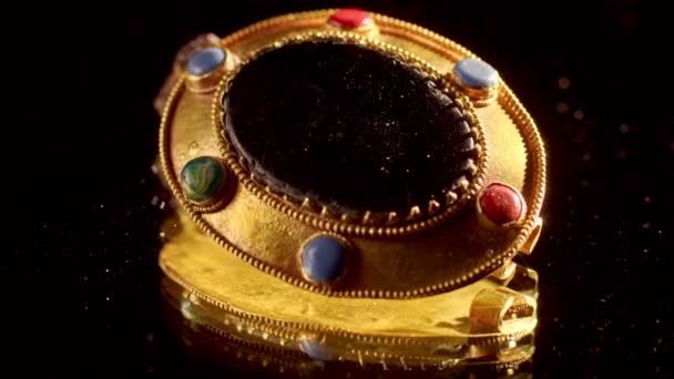 Złota broszka Scytiańskiej kapłanki sprzed 2000 lat, stara broszka, przędzenie, znaleziona na wykopaliskach — Wideo stockowe