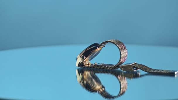 Kryvyi Rih, Ukraine - 23.04.2021 alte und verschlissene Casio Armbanduhr, Präsentation ihrer Sicherheit auf einem rotierenden Spiegel, Motivfilme — Stockvideo