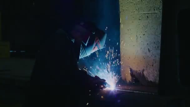 Industria pesada, soldador suelda piezas de metal para la reparación de automóviles — Vídeos de Stock