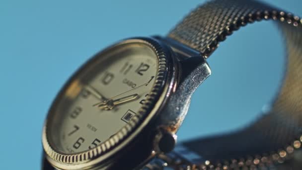 Кривой Рог, Украина - 04.23.2021 старые и изношенные наручные часы Casio, презентация его безопасности на вращающемся зеркале, тематические съемки — стоковое видео