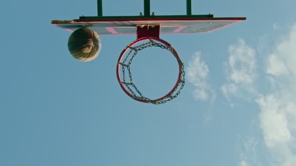 Facet sportowiec trenuje z koszykówki na placu zabaw, rzuca piłkę na ring 4k — Wideo stockowe
