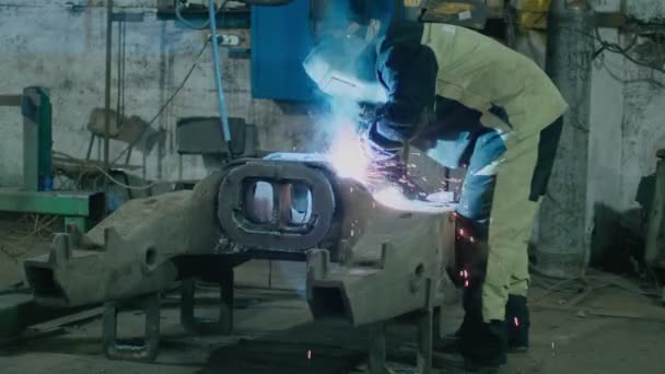 Tung industri, svetsare svetsar metalldelar för reparation av bil — Stockvideo