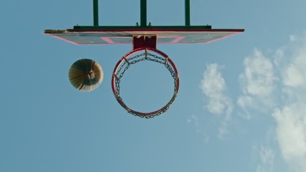 Chico atleta entrena con baloncesto en el patio de recreo, lanza la pelota en el ring 4k — Vídeo de stock