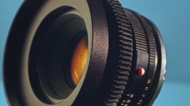 Kryvyi Rih, Ukrayna - 04.23.2021 Leica objektifinin film modifikasyonunun dönüşümlü aynada çekimleri