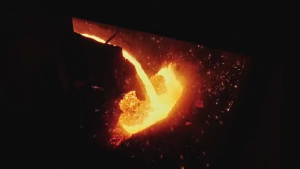 铸造厂中,熔融的金属从一个铁桶流到另一个铁桶.熔炉中的液态金属.液态金属生产过程.工业厂房熔融金属的成型.慢动作 — 图库视频影像