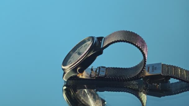 Kryvyi Rih, Ucrania - 04.23.2021 viejo y desgastado reloj de pulsera Casio, presentación de su seguridad en un espejo giratorio, filmación del sujeto — Vídeos de Stock