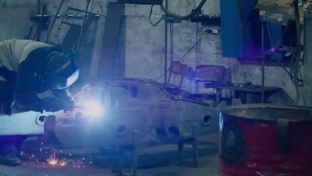 Indústria pesada, soldador solda peças metálicas para reparação de automóveis — Vídeo de Stock