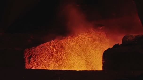 Corriente de metal fundido vertida de un cucharón a otro en fundición. Metal líquido en el horno. Proceso de producción de metal líquido. Moldeo de metal fundido en planta industrial. Movimiento lento — Vídeo de stock