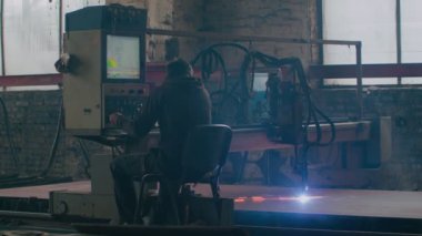 Yeni teknolojiler, metal lazer kesimi veya plazma kesimi, kalın metal 4k 50 fp sayısal kontrollü bir makinede kesilir.