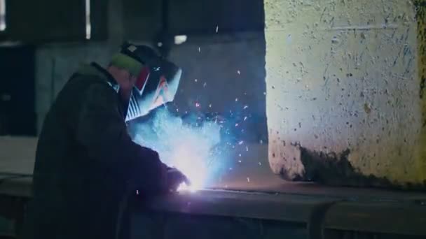 Heavy industry, welder welds metal parts for car repair — Stock Video