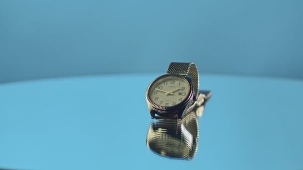 Kryvyi Rih, Ukraine - 04.23.2021 old and worn Casio wristwatch, presentation of its safety on a rotating mirror, subject filming — 图库视频影像