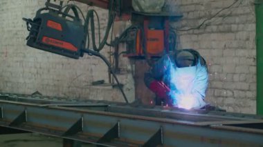 Ağır sanayi, kaynakçı araba tamiri için metal parçaları kaynaklıyor