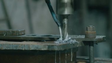Modern Teknolojik Cnc Metalik Yatay Ironwork Object Hot Gas 'te Güç Kesme Eylemi. Bilgisayar Programı Ağır Endüstrisinde Endüstriyel Detaylar Yapılıyor. Metal Madde Lazer Yanığı Yakın Çekim