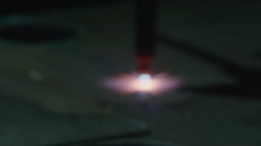 Yeni teknolojiler, metal lazer kesimi veya plazma kesimi, kalın metal 4k 50 fp sayısal kontrollü bir makinede kesilir.