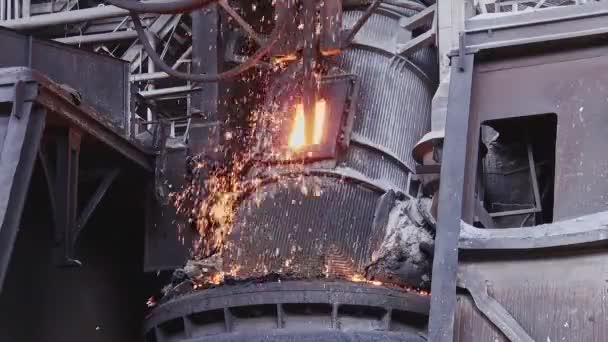 Ρεύμα από λιωμένο μέταλλο χύνεται από τη μία κουτάλα στην άλλη στο χυτήριο. Υγρό μέταλλο στο φούρνο. Διαδικασία παραγωγής υγρών μετάλλων. Λιωμένο λιωμένο μέταλλο σε βιομηχανική μονάδα. Αργή κίνηση — Αρχείο Βίντεο