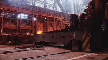 Dökümhanede bir kepçeden diğerine erimiş metal akışı. Fırında sıvı metal var. Sıvı metal üretim süreci. Endüstriyel fabrikada erimiş metal kalıbı. Yavaş çekim