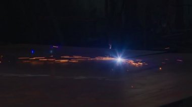 Yeni teknolojiler, metal lazer kesimi veya plazma kesimi, kalın metal 4k 50 fp sayısal kontrollü bir makinede kesilir.
