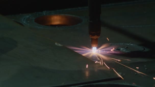 Novas tecnologias, corte a laser de metal, ou corte a plasma, metal grosso é cortado em uma máquina com controle numérico 4k 50 fps — Vídeo de Stock