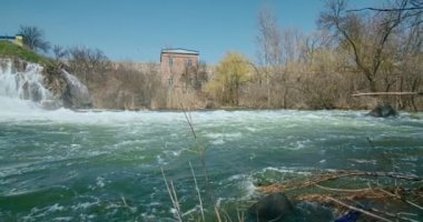 Dağlarda güzel bir şelale, selden dolayı, ağaçlar taştı. Güzel dere. Sel basmış ağaçlar. 4k 60 fps sinema