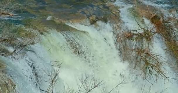 Dağlarda güzel bir şelale, selden dolayı, ağaçlar taştı. Güzel dere. Sel basmış ağaçlar. 4k 60 fps sinema — Stok video