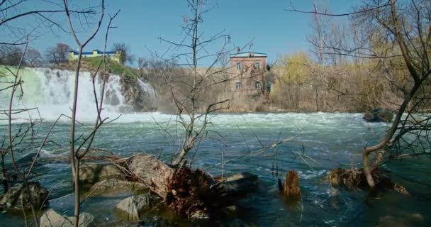 Una bella cascata tra le montagne, a causa del diluvio, gli alberi inondati. bellissimo ruscello. alberi allagati. Cinema 4k 60fps — Video Stock