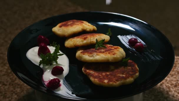 Cottage cheese pancakes with powdered sugar or chocolate, presentation, 120 fps — Stock Video