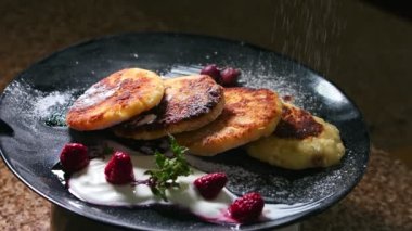 pudra şekerli veya çikolatalı süzme peynir krepleri, sunum, 120 fps.