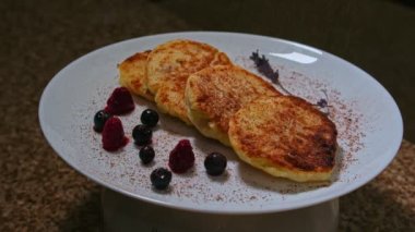 pudra şekerli veya çikolatalı süzme peynir krepleri, sunum, 120 fps.