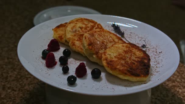 Frittelle di ricotta con zucchero a velo o cioccolato, presentazione, 120 fps — Video Stock