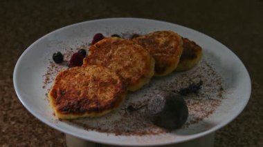 pudra şekerli veya çikolatalı süzme peynir krepleri, sunum, 120 fps.
