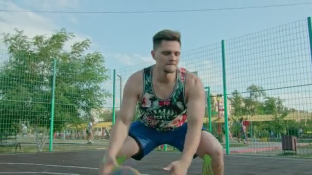 Kryvyi Rih Ukraina - 01.05.2021 pria atlet pelatihan dengan bola basket di taman bermain lambat mo 4k 100fps — Stok Video