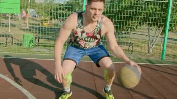 Kryvyi Rih Ukrajina - 01.05.2021 chlap atlet trénink s basketbalem na hřišti pomalé mo 4k 100fps — Stock video