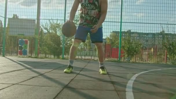 Kryvyi Rih Ukraina - 01.05.2021 pria atlet pelatihan dengan bola basket di taman bermain lambat mo 4k 100fps — Stok Video
