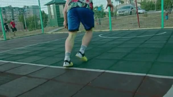 Kryvyi Rih Ukraina - 01.05.2021 pria atlet pelatihan dengan bola basket di taman bermain lambat mo 4k 100fps — Stok Video